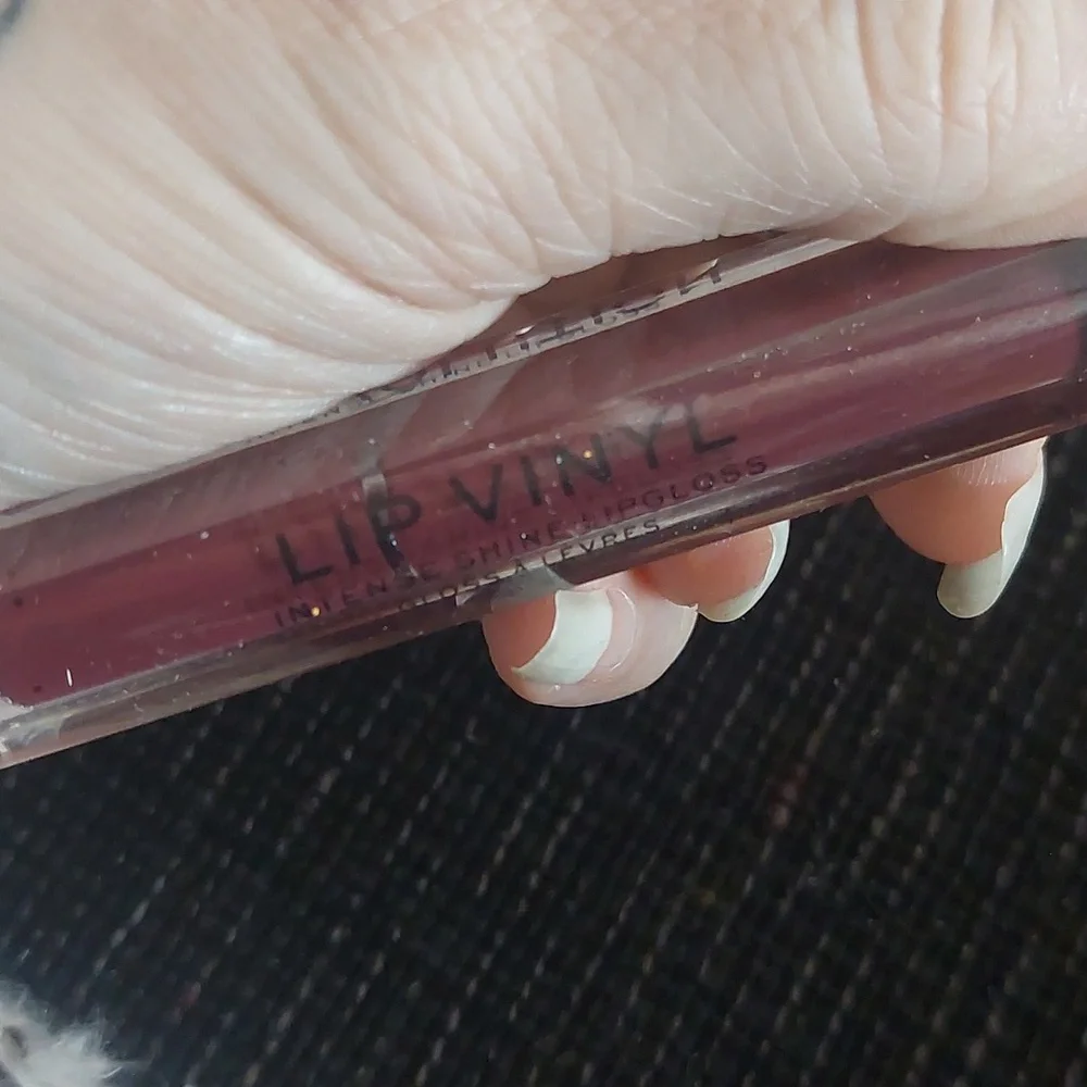 New makeup revolution lip vinyl black forest‎
